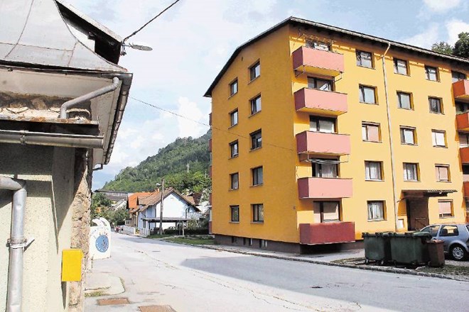 Po napadu z nožem se je ranjena mati treh otrok zavlekla pod balkon bližnjega bloka na Koroški Beli. 