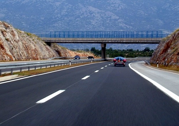 20-letnik po avtocesti z več kot 217 kilometrov na uro; Slovenec na Hrvaškem prehiteval po desni