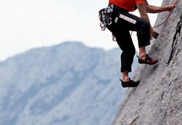 Slovenska alpinista prenehali iskati; poškodovala naj bi se že med vzponom 