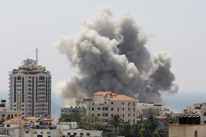 Hamas zanikal privolitev v prekinitev spopadov; ZN v svoji šoli odkrili skladišče orožja