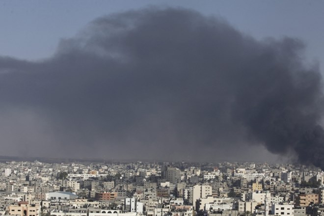 Izrael z mobilizacijo dodatnih 16.000 vojakov razširil ofenzivo v Gazi