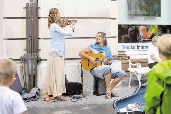 Je v interesu javnosti ohranjati bogato kulturno podobo Ljubljane, ki jo vzdržujejo tudi ulični glasbeniki, ali bomo podlegli...