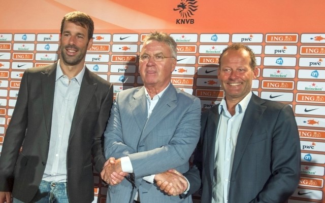 Novi nizozemski selektor je danes postal Guus Hiddink (v sredini). Njegova pomočnika bosta Danny Blind (desno) in Ruud van...