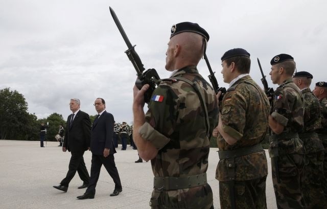 Hollande in Gauck sta se poklonila žrtvam prve svetovne vojne. 