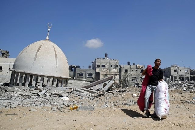 Ban obsodil napad na šolo v Gazi: Ta norost se mora nehati