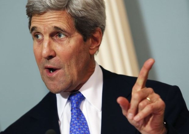 Kerry sredi volilne krize nenapovedano prispel v Kabul