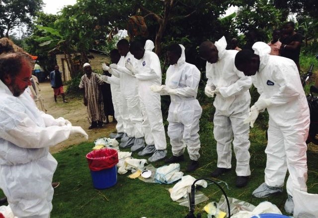 V Liberiji zaradi ebole izredne razmere; v Španijo prispel okuženi misijonar