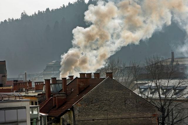 Izpostavljenost škodljivim delcem PM10 v Sloveniji pod dovoljeno mejo