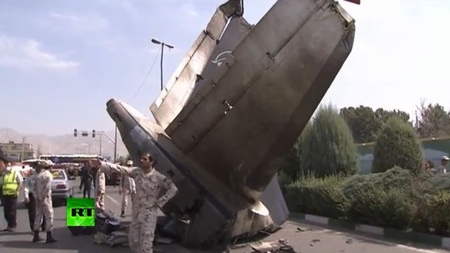 V strmoglavljenju letala blizu Teherana umrlo 38 ljudi (video)
