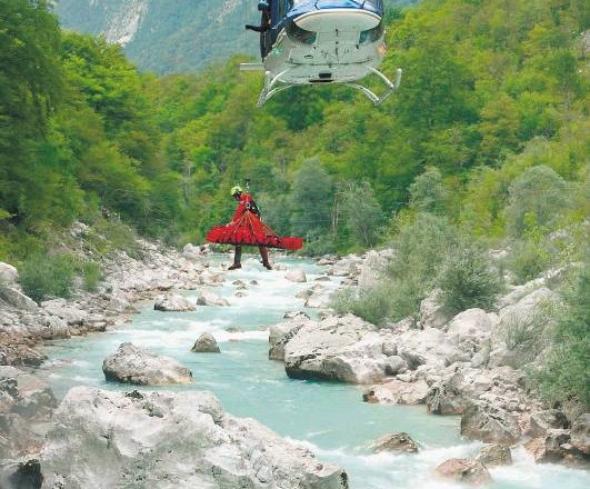 Tolminski reševalci so tujega kajakaša, ki je poškodovan obležal na sipini reke Soče, s helikopterjem prepeljali v...