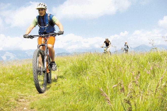 Različne države, različni pogledi na gorsko kolesarjenje: kolesarski vzpon na Matajur je po slovenski strani prepovedan,...