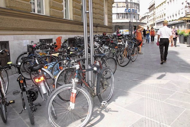 Ker so stojala za kolesa v Čopovi ulici običajno zasedena,  se kolesarji znajdejo tudi drugače. Kolesa priklenejo kar na luči...