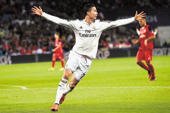 Cristiano Ronaldo je bil z dvema goloma junak superpokala v Cardiffu. 