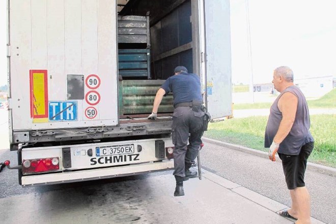 Policisti na mejnem prehodu Obrežje morajo pregledati tudi notranjost tovornjakov, pri čemer med tovorom včasih odkrijejo...