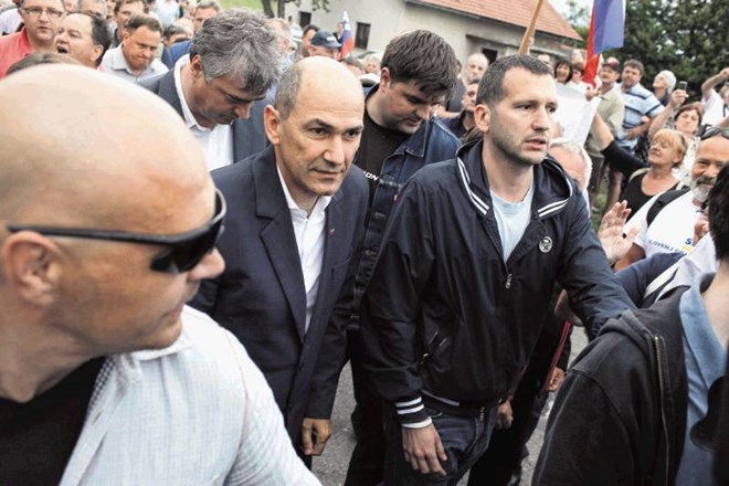 Nekdanji direktor Sove Damir Črnčec je prevzel logistične zadeve Janševega odhoda na prestajanje zaporne kazni. 