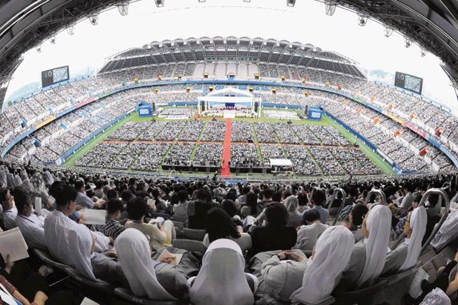 Maše papeža Frančiška  na nogometnem stadionu v Taejonu se je udeležilo 50.000 vernikov. 