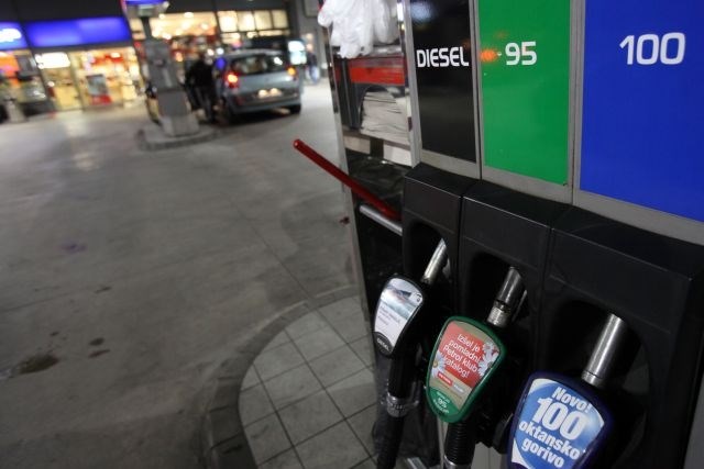 Za liter bencina bo treba odšteti dva centa manj