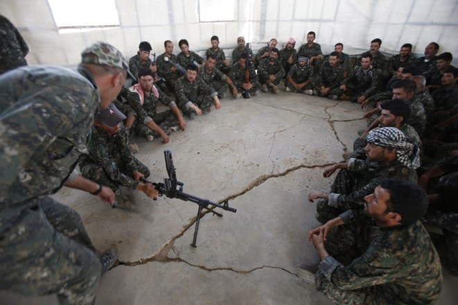 Kurdi po osvojitvi strateškega jezu stopnjujejo ofenzivo proti džihadistom