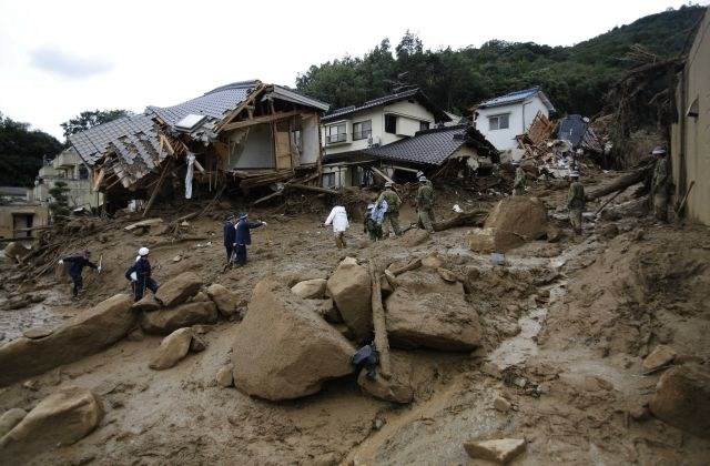 Številne žrtve poplav in zemeljskih plazov na Japonskem