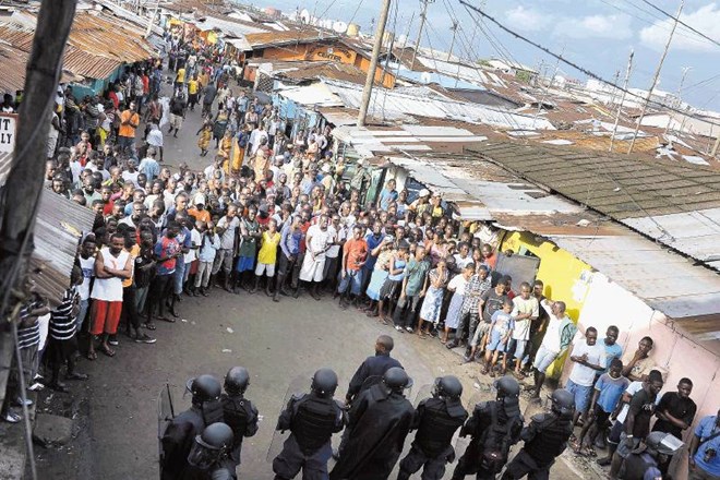 Liberijske varnostne sile ob soočenju s prebivalci revnega naselja West Point v Monrovii, kjer so razglasili karanteno. 