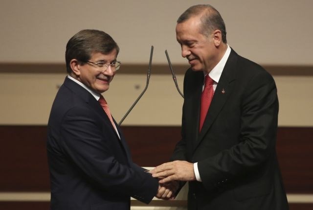 Ahmet Davutoglu (levo) in Recep Tayyip Erdogan. 