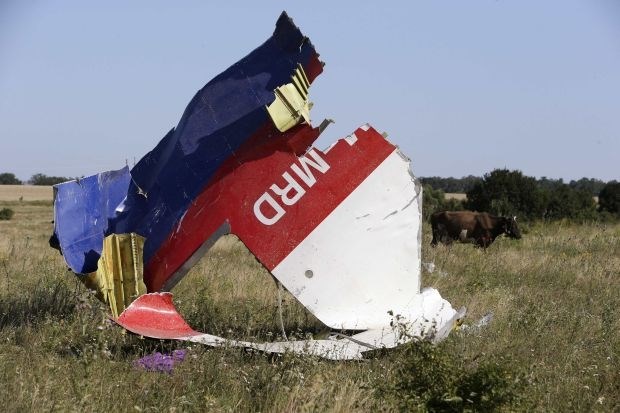 Prvi ostanki žrtev sestreljenega potniškega letala v Ukrajini prispeli v Malezijo