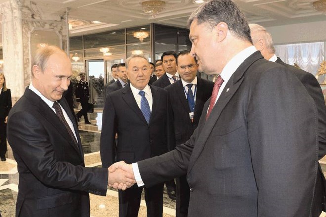 Stisk rok Putina in Porošenka v Minsku 