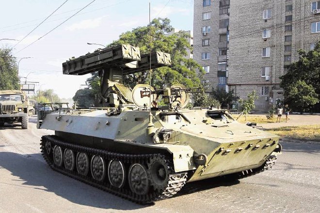 Oklepna vozila in tanki brez oznak so nedvomno ruski, Zahod pa je prepričan, da so v njih tudi ruski vojaki. 