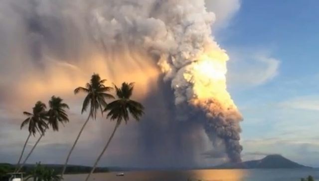 Vulkan na Papui Novi Gvineji v zrak bruhal kamenje in pepel (video)