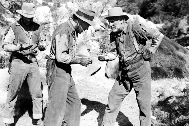 Tim Holt, Humphrey Bogart in Walter Huston v filmu Zaklad Sierra Madre režiserja Johna Hustona (1948), ki ne obdela le...