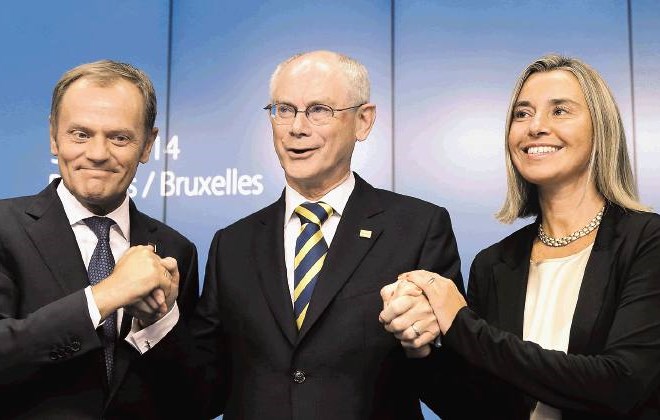 Odhajajoči predsednik Herman van Rompuy (na sredini) po sobotnem evropskem vrhu ni skrival zadovoljstva nad izvolitvijo...