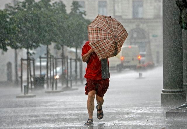 Na območju BTC veter odkril del ostrešja, dež ohromil javni promet v Zagrebu