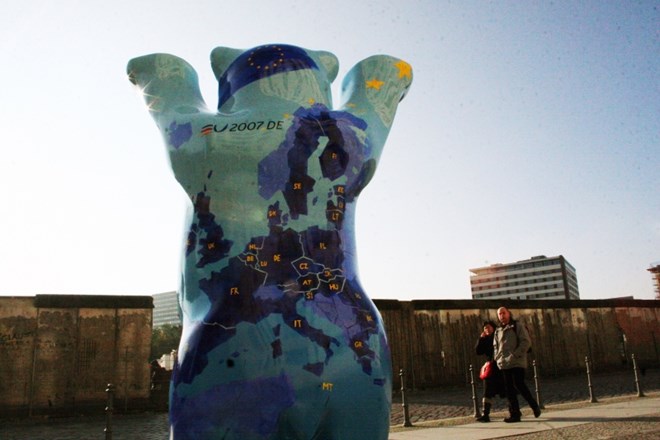 Turisti lahko rišejo po delih berlinskega zidu in jih tudi kupijo