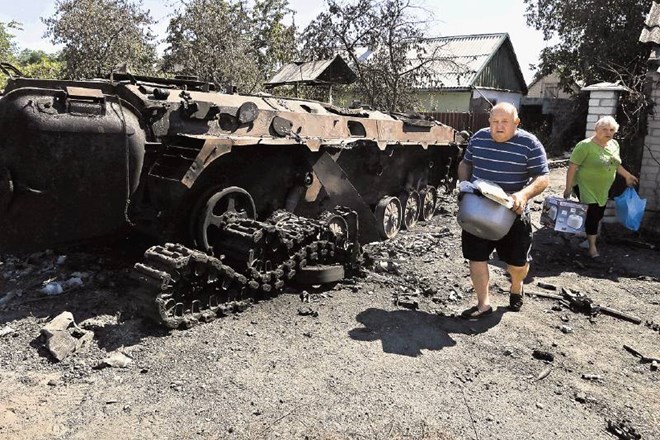 Uničeno oklepno vozilo ukrajinske vojske v vasi Hrabske. Strokovnjaki so prepričani, da upornikom ne bi uspelo prizadejati...