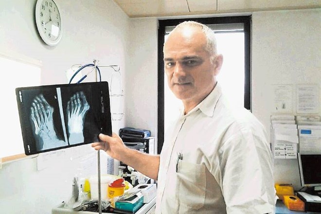 Mag. dr. Janez Podobnik, specialist ortopedije v Splošni bolnišnici Celje, se  sreča z okoli 150 pacienti na leto, ki zaradi...