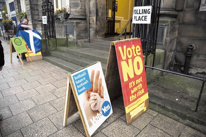 Tudi pred volišči so se Škoti, predvsem še neodločeni, srečali z dilemo: glasovati za lastno državo ali proti njej. 