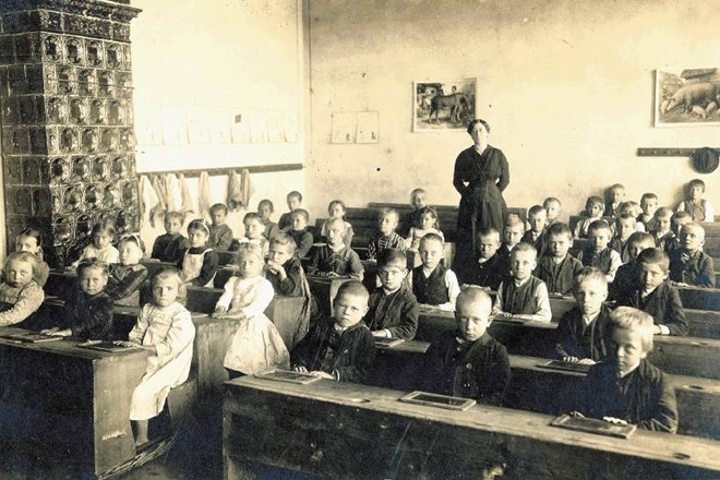 V šolskih klopeh ljudske šole Laporje (pri Slovenski Bistrici) v šolskem letu 1915/16 