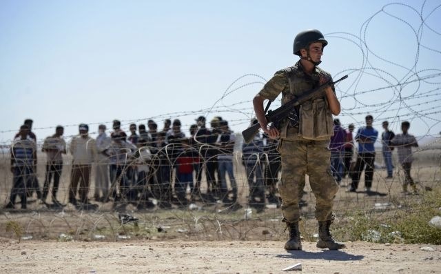 Od devetih mejnih prehodov med Sirijo in Turčijo sta odprta le še dva. 