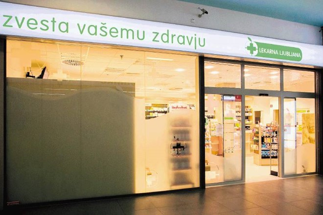 Ker postojnska enota Lekarne Ljubljana ne sme prodajati zdravil, je po izračunih direktorja Marjana Sedeja izgubila približno...
