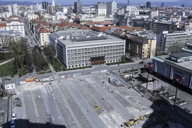 Ploščad Trga republike danes ponovno odprta, po novem brez parkiranih vozil