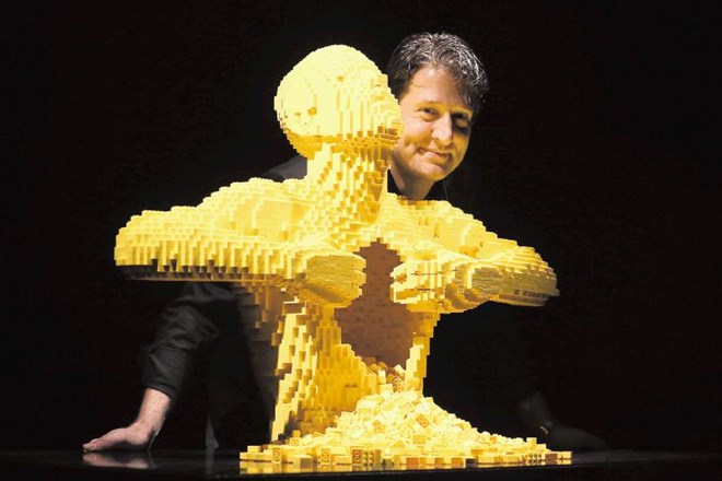 Nathan Sawaya s svojo rumeno skulpturo na razstavi v Londonu 