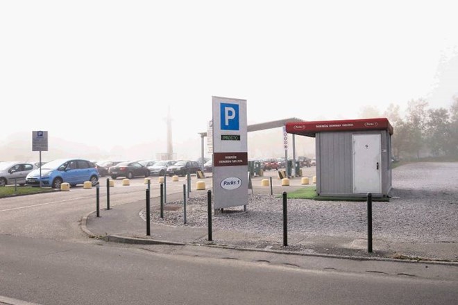 Čeprav plačljivo, je parkirišče pred ekonomsko fakulteto v času študijskega leta precej polno. Peter Pahor 