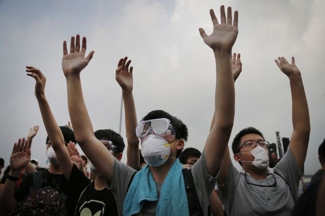 Napetosti v Hongkongu se stopnjujejo, policija naj bi kopičila zaloge solzivca in gumijastih nabojev