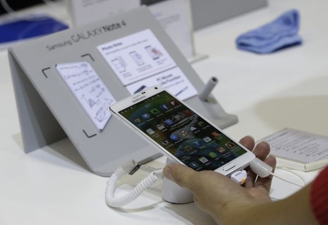 Bo tablični mobilnik izrinil običajne pametne telefone?