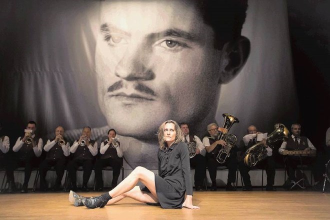 Nataša Živković v predstavi Zavoljoočeta prepleše svoj odnos z očetom, pri tem pa jo spremlja tudi Pihalni orkester...
