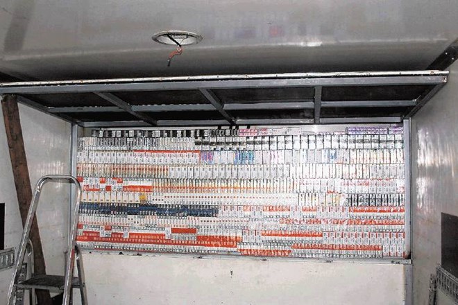 V skritem prostoru tovornjaka so policisti našli več kot 400.000 cigaret. PU Novo mesto 