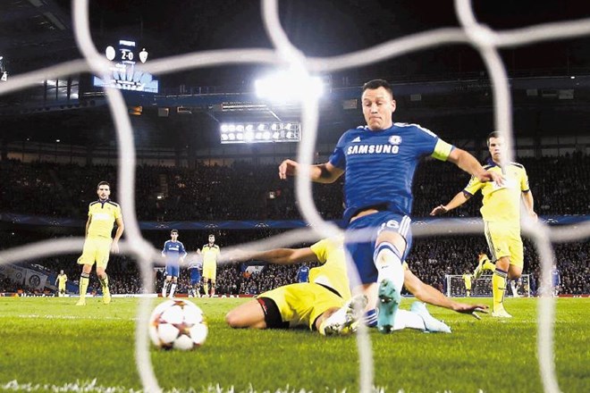 Kapetan Chelseaja John Terry je takole dosegel gol za 3:0. Reuters 