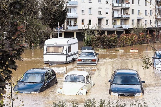 V Ljubljani so tudi včeraj nadaljevali odpravljanje posledic sredinih poplav. Kolikšno škodo so povzročile, še ni znano, po...