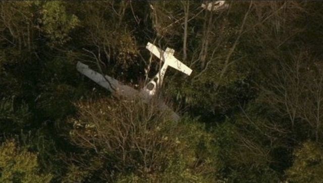 Letalo in helikopter sta se zrušila na drevesa in skladišča. (Foto: Reuters) 
