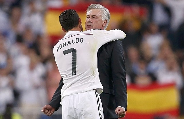 Carlo Ancelotti in Cristiano Ronaldo sta si po zmagi skočila v objem. (Foto: Reuters) 